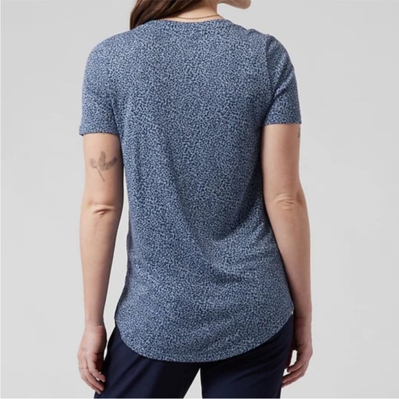 Athleta Blue Cheeta Print Breezy Scoop V-neck Tee - Picture 2 of 9